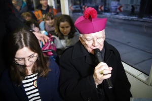 arcybiskup jędraszewski w kolędowym tramwaju